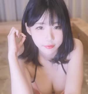 야사걸 히노키탕에서 숙여주는 핑크비키니 에디린 가슴골