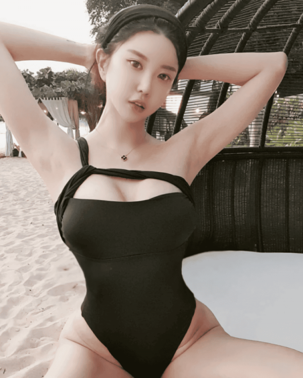 과감한 레이싱모델 허윤미 하이레그 모노키니